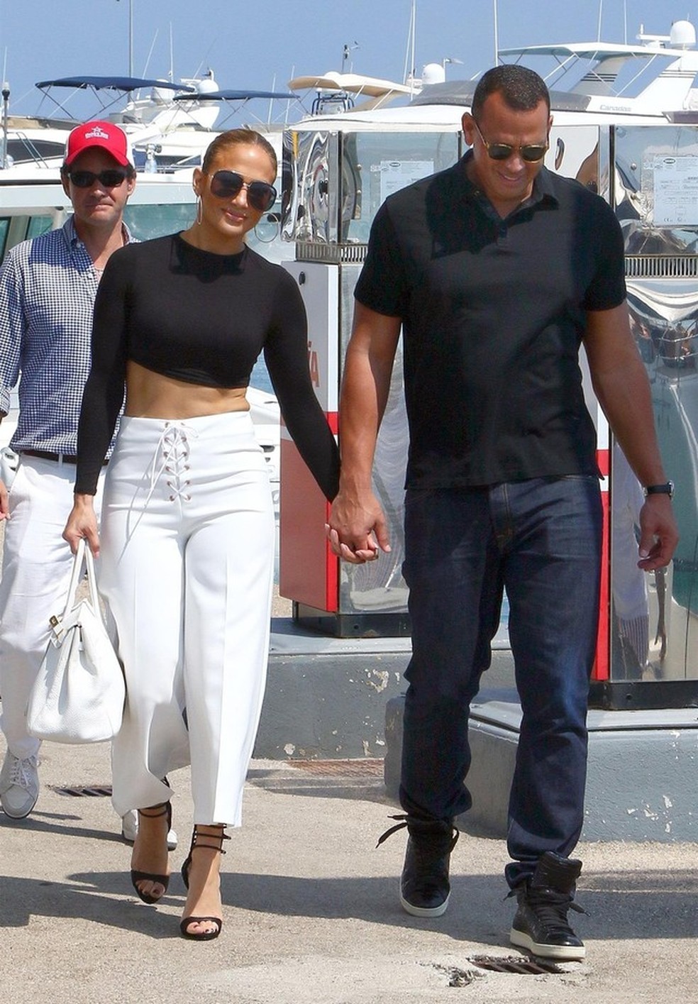 Jennifer Lopez curte passeio em iate com namorado