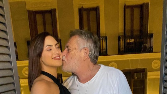 José de Abreu posa com a namorada, Carol Junger, em Madri e se declara: "Amor"