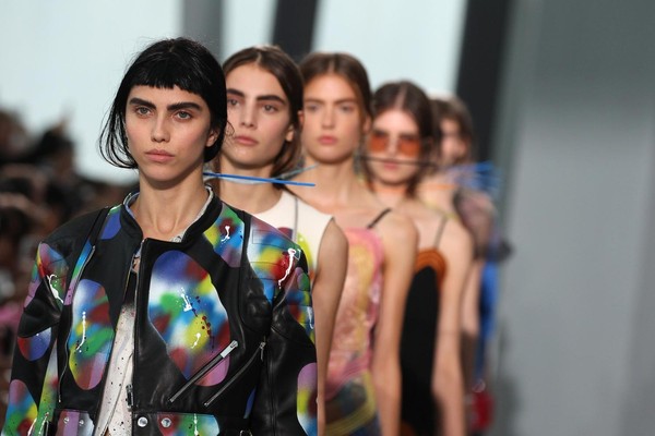 Christopher Kane aposta em verão multicolorido | Desfiles | vogue