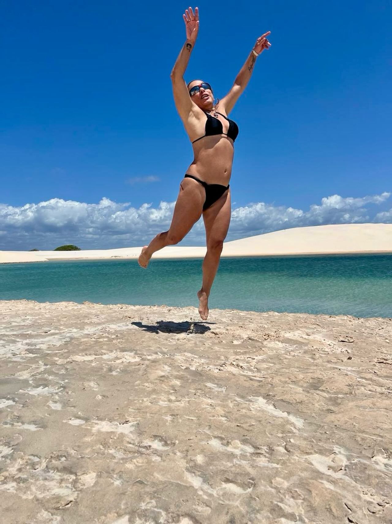 Cissa Guimarães se empolga ao postar foto de biquíni: 