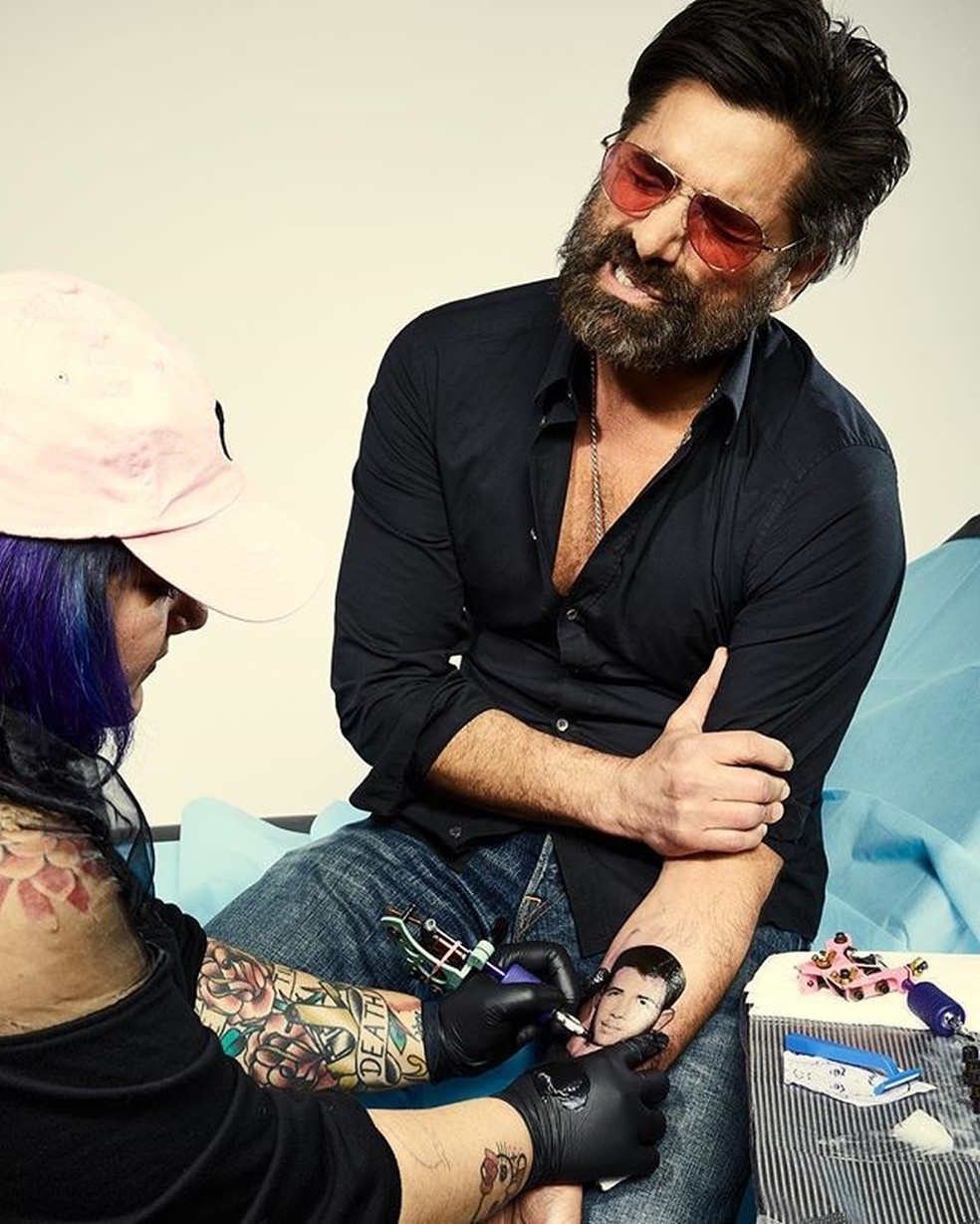 John Stamos faz tattoo do rosto de Nick Jonas Celebridades Vogue