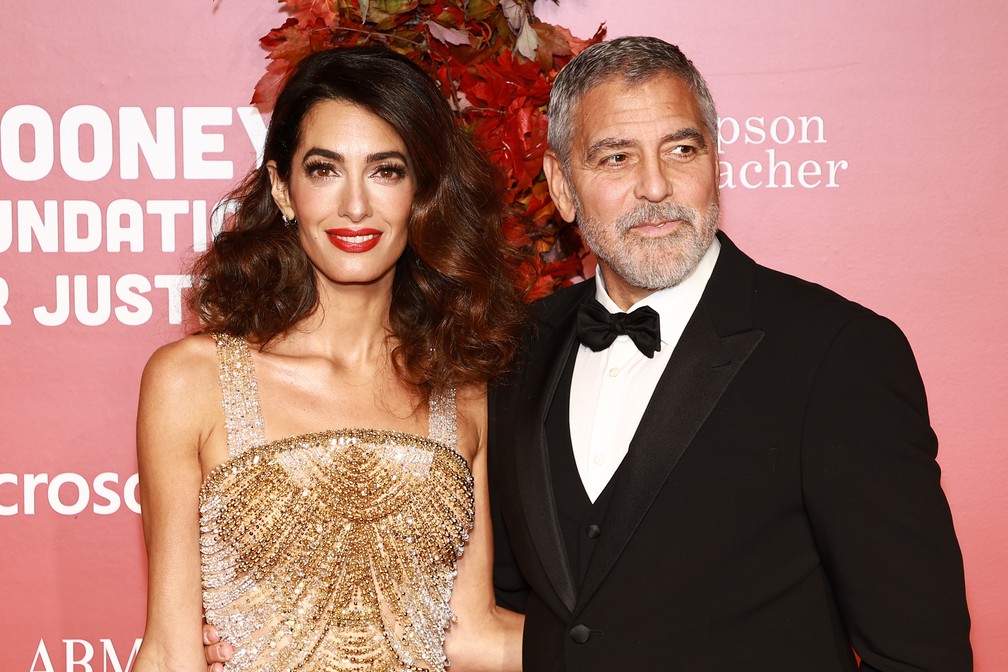 Amal Clooney e George Clooney participam do Clooney Foundation For Justice Inaugural Albie Awards na Biblioteca Pública de Nova York em 29 de setembro de 2022 na cidade de Nova York.  — Foto: Foto de Arturo Holmes/WireImage