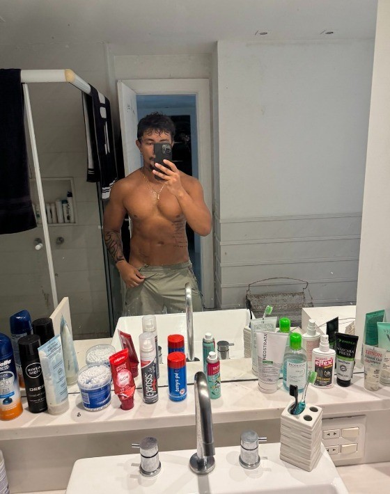 Xamã para a web com nova selfie no espelho