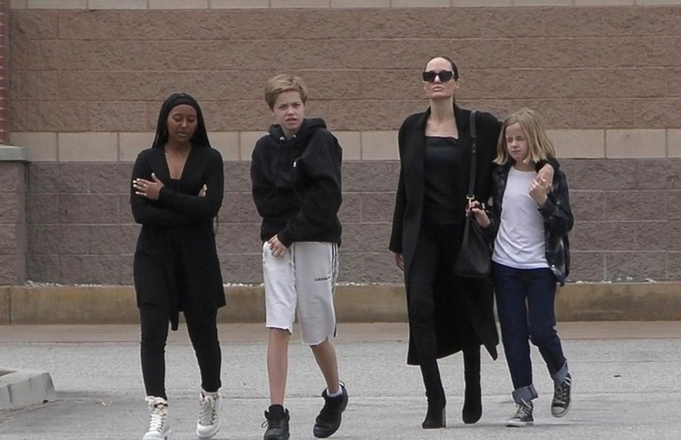 Zahara, Shiloh, Angelina Jolie e Vivienne (Foto: Backgrid) — Foto: Vogue