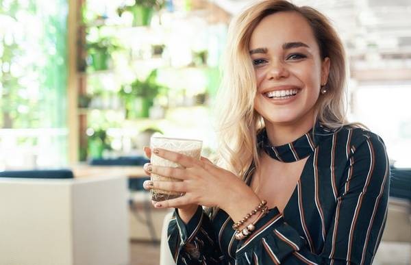 Café com leite de aveia é menos inflamatório do que com leite de vaca? Vogue investiga