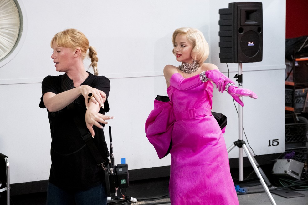  A coreógrafa Denna Thomsen e Ana de Armas como Marilyn Monroe — Foto: Matt Kennedy / Netflix 