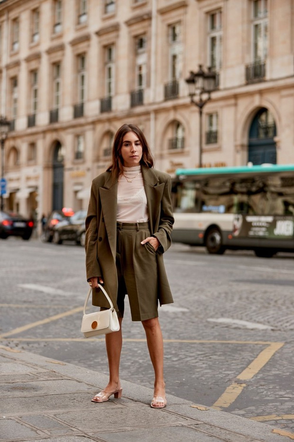 Bermuda é a peça-chave do verão 2020 – inspire-se no street style de Paris!