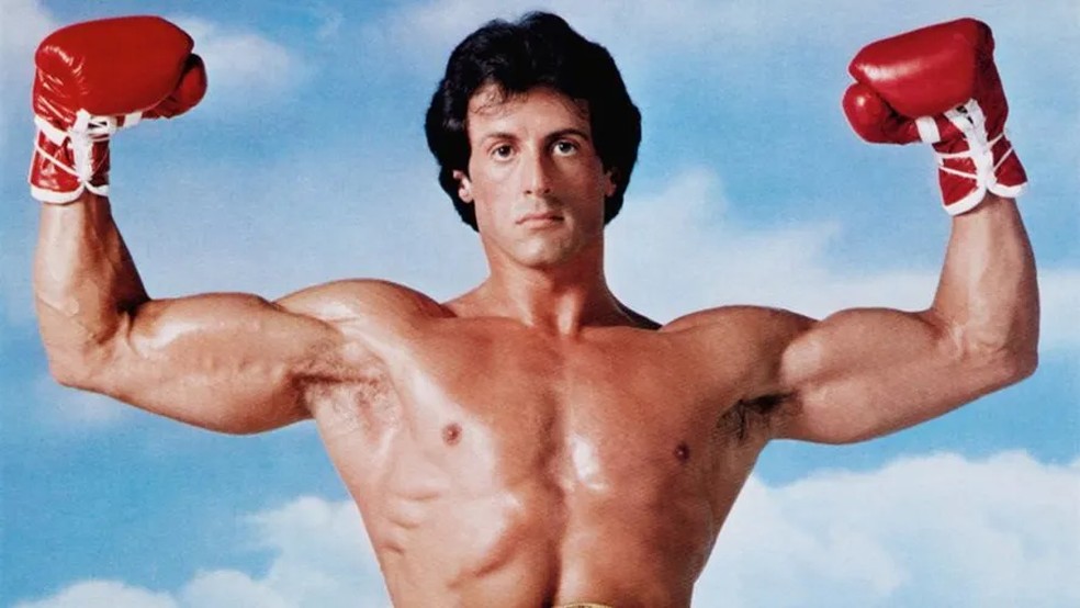 Melhores exercícios para ter braços fortes. Sylvester Stallone sem camisa com luvas de boxer. — Foto: Divulgação
