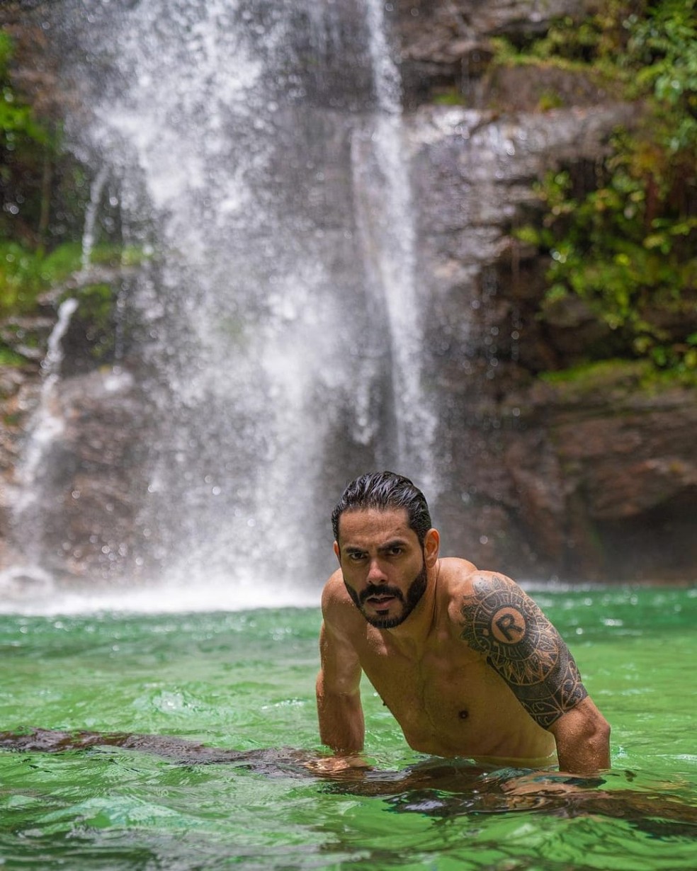 Sertanejo Rodolffo curte dia em cachoeira