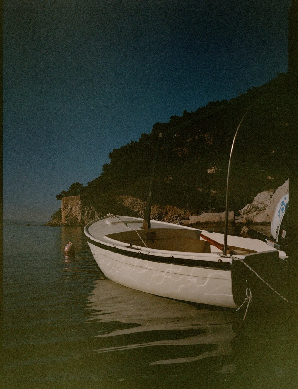 Um pequeno barco balança no Mar Adriático  — Foto: Reprodução/ Andy Madeleine
