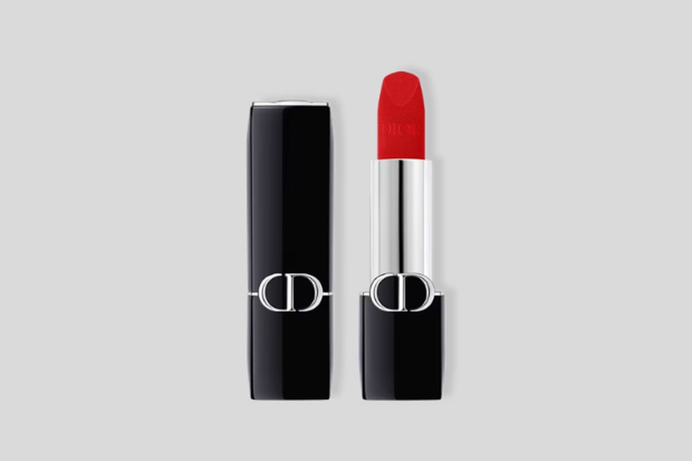 Batom aveludado Dior Rouge 999 - Preço sugerido: R$ 335 — Foto: Reprodução