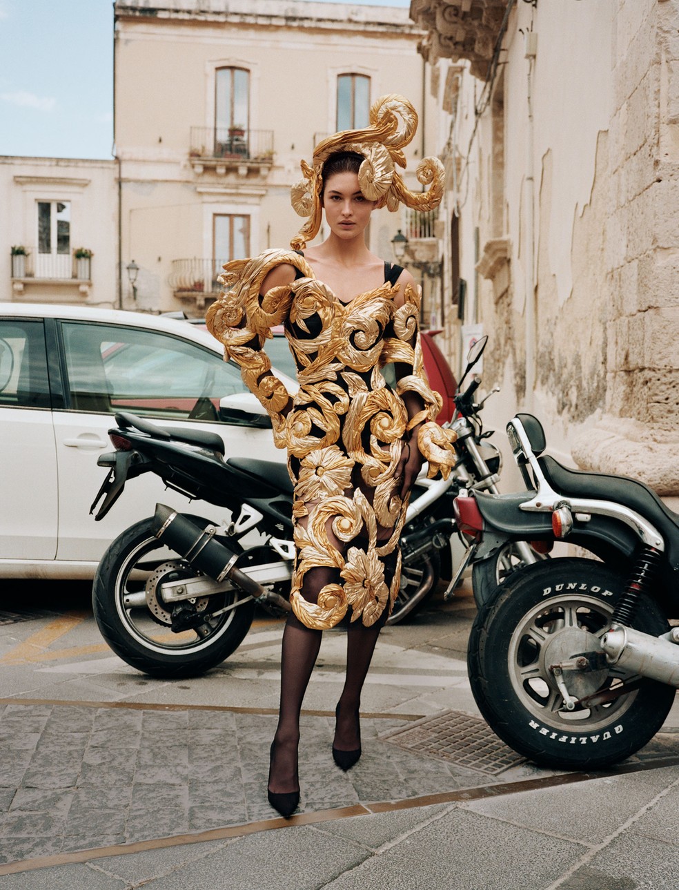 Vestido de tule bordado, meia-calça, sapatos, luvas e headpiece. Todos os looks são da Alta Moda da Dolce & Gabbana — Foto: Angelo Pennetta