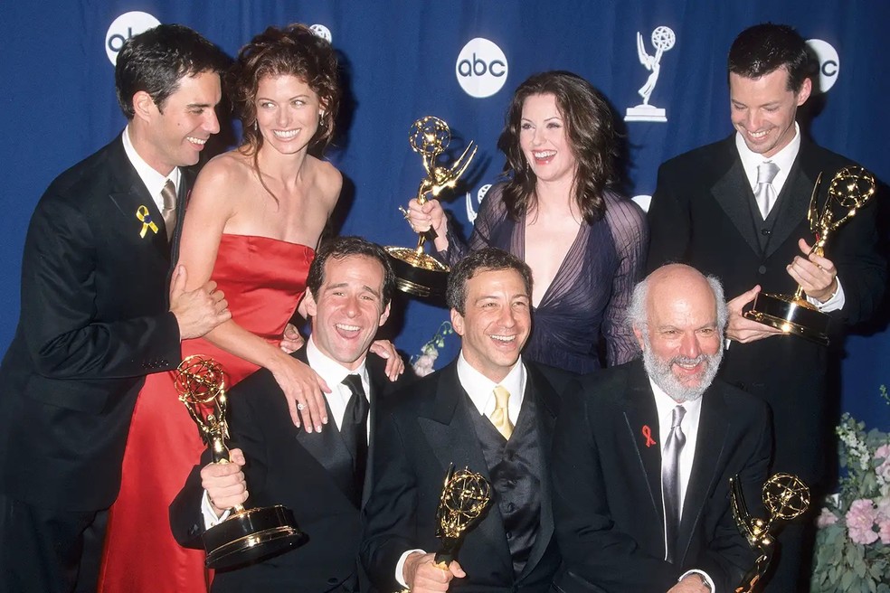O elenco e os produtores de 'Will & Grace' comemorando suas vitórias no Emmy em 2000 — Foto: GettyImages