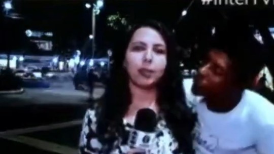 Repórter desabafa após importunação sexual durante entrada ao vivo para a TV