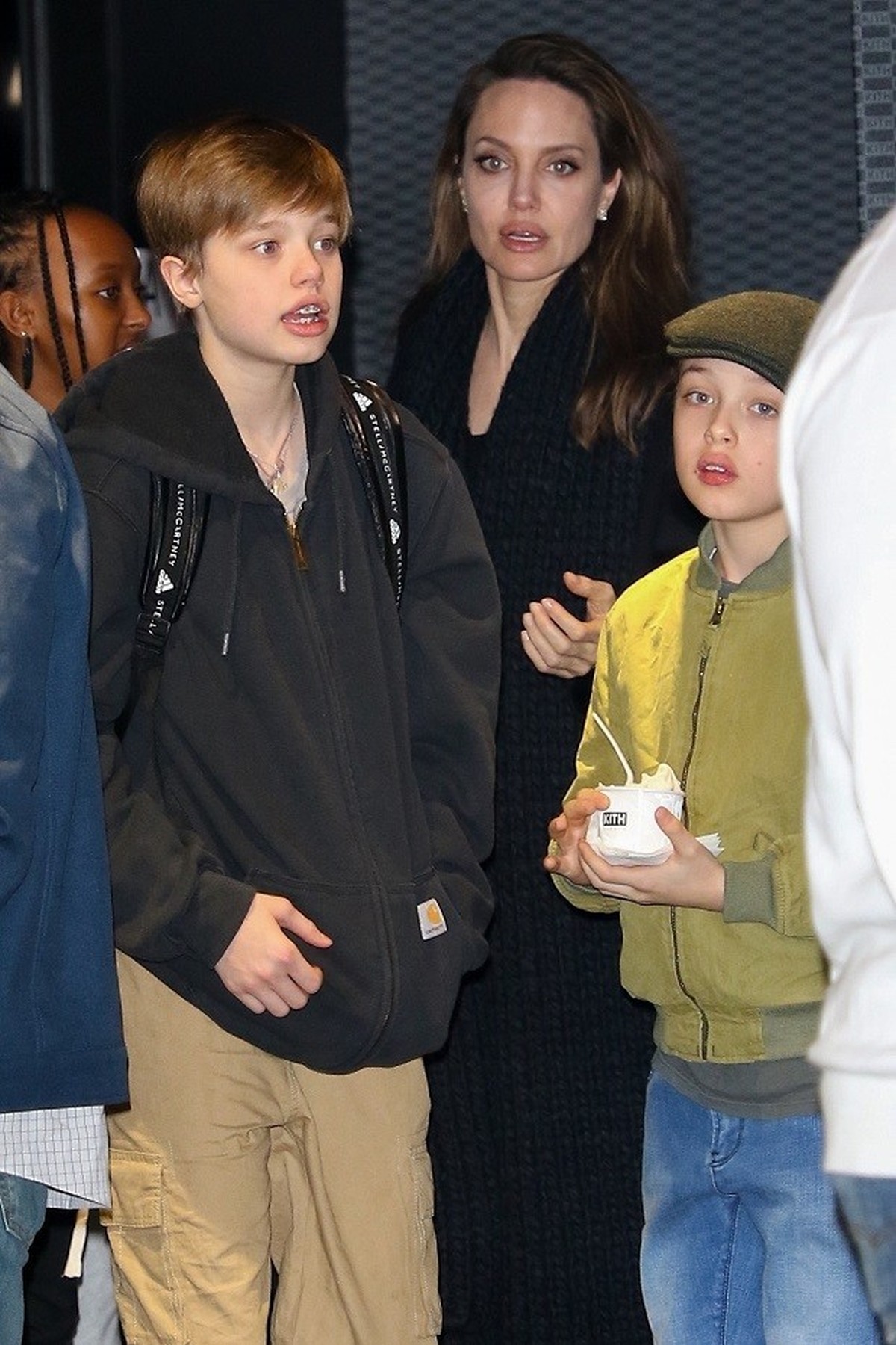 Angelina Jolie curte noite no em museu com os quatro filhos mais