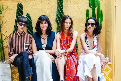 Jinsiy ichki kiyimdagi blondalar