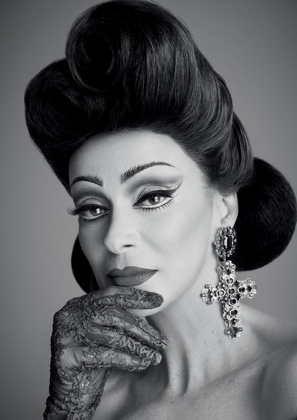Brinco, R$ 4.500, Dolce & Gabbana; e luvas, R$ 1.420, Gucci (Foto: Fabio Bartelt) — Foto: Vogue