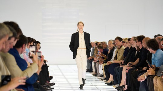 Costanza Pascolato reflete sobre a volta da calça skinny na era do luxo sem excessos Costanza Pascolato reflete sobre a volta da calça skinny na era do luxo sem excessos