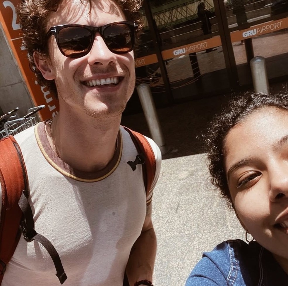 Shawn Mendes posa com fãs em aeroporto de São Paulo — Foto: Instagram