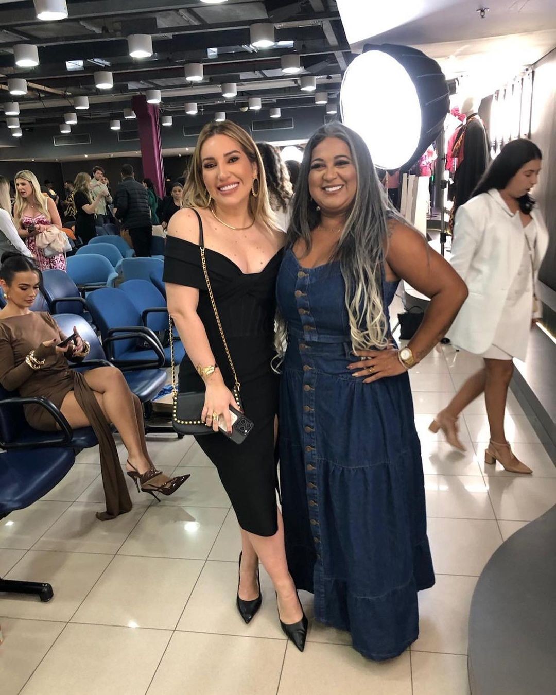 Encontro de ex-BBBs! Cida Santos tieta Amanda Meirelles e brinca: 