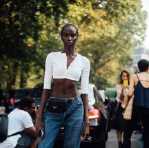 O retorno da calça de cintura baixa: celebridades apostam no modelo polêmico (Foto: Reprodução/ Instagram) — Foto: Vogue