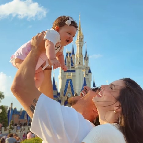 Camila Queiroz encanta a web com registro fofo da herdeira na Disney