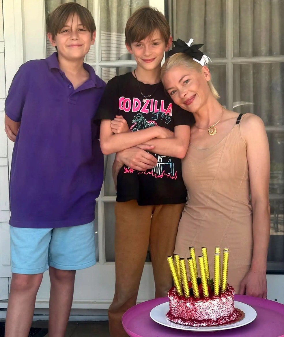 Jaime King com seus filhos Leo e James — Foto: Reprodução/Instagram