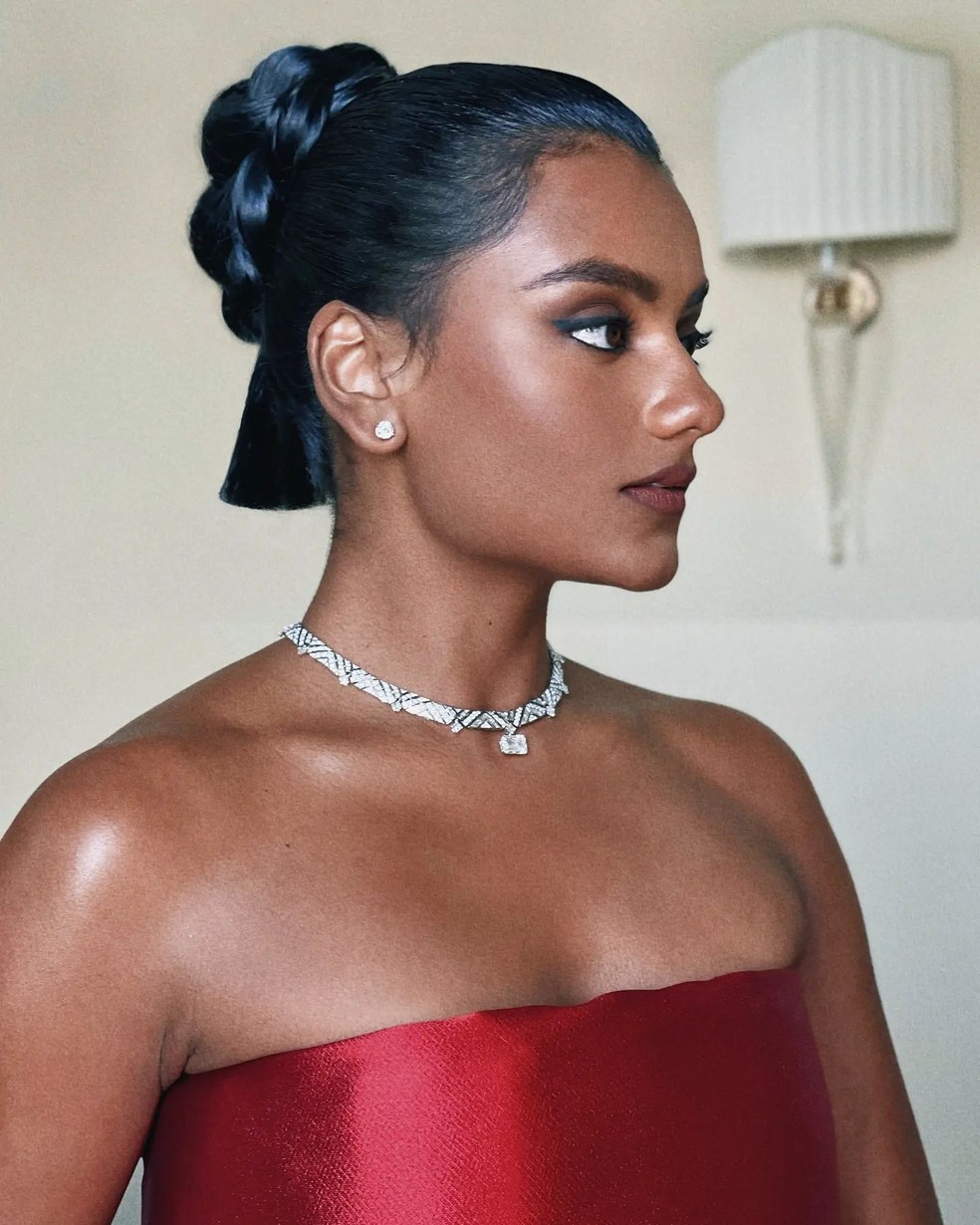Simone Ashley — Foto: Instagram/@halleybrisker