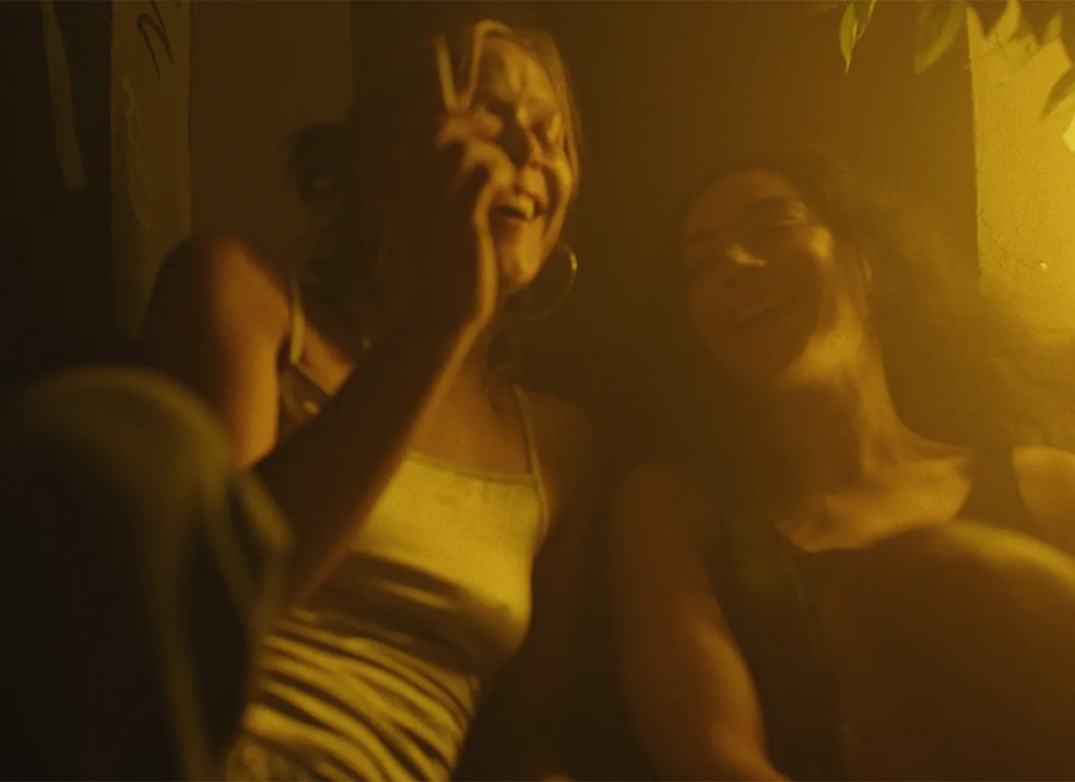 Lena Góra e Charli xcx em Eruption, de Pete Ohs (2026). — Foto: Divulgação