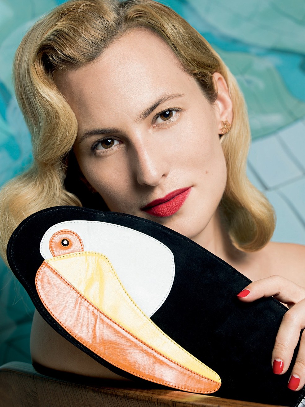 A designer com clutch de sua marca (Foto: Vicente De Paulo) — Foto: Vogue