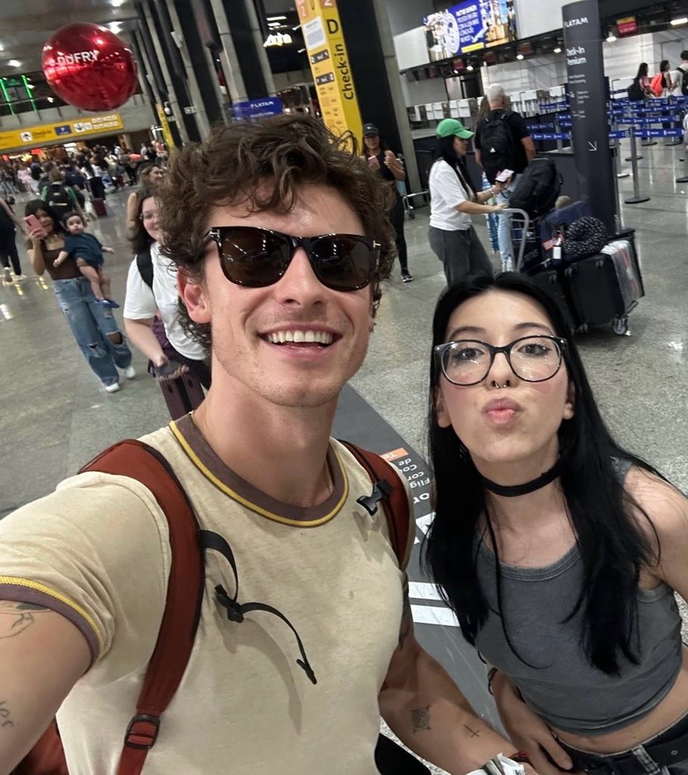 Shawn Mendes posa com fã em aeroporto em São Paulo — Foto: Instagram