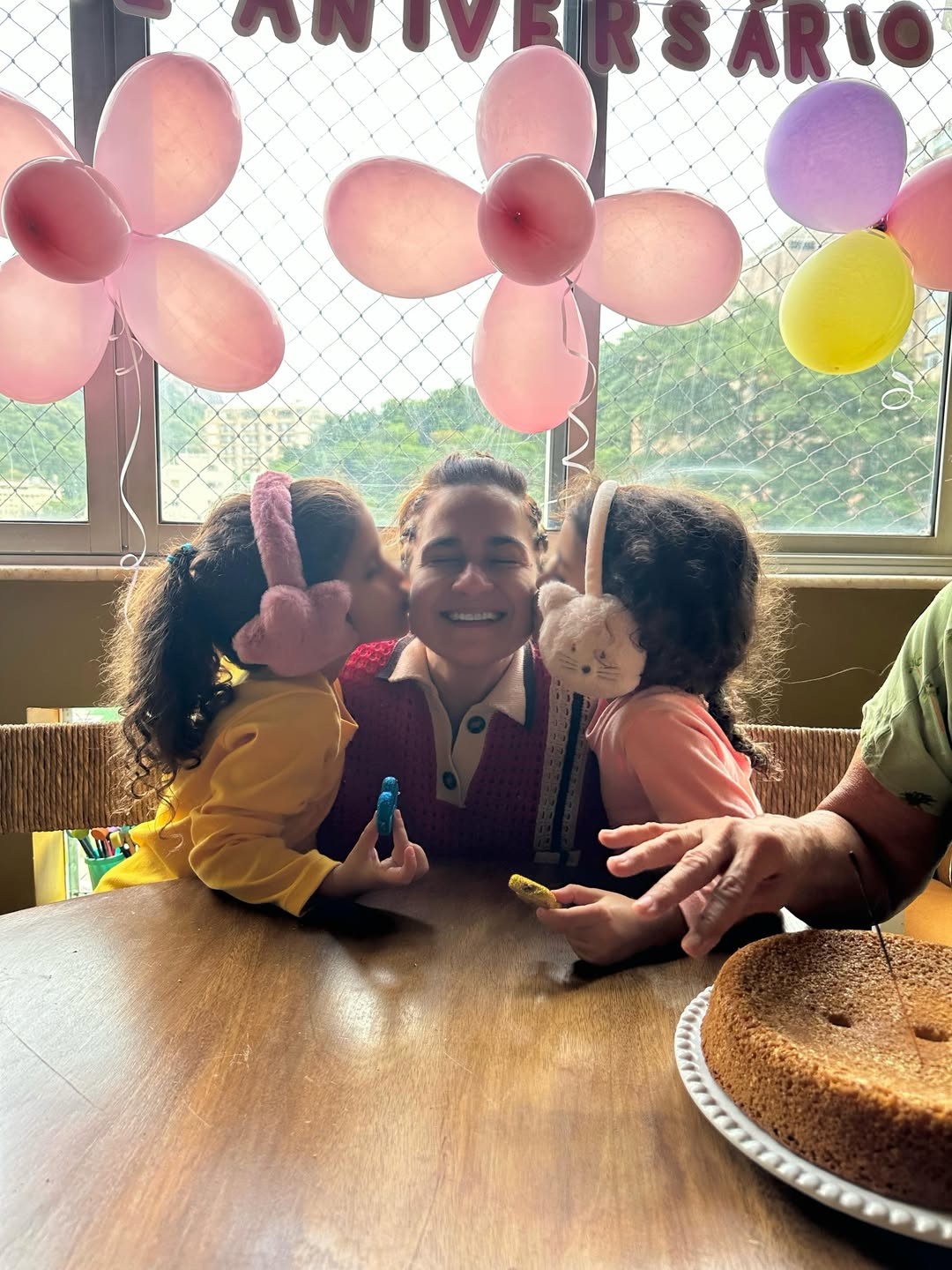 Lan Lanh posa com filha e celebra: 
