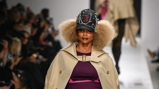 Grávida, Ciara surpreende ao surgir na passarela da Semana de Moda de Paris