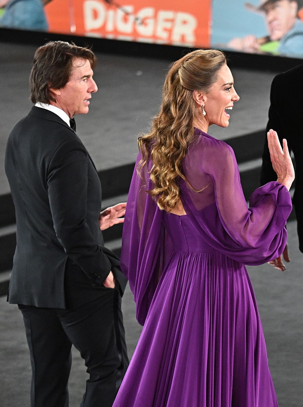 O príncipe William e Kate Middleton cumprimentam Tom Cruise na estreia de "Digger" — Foto: GettyImages