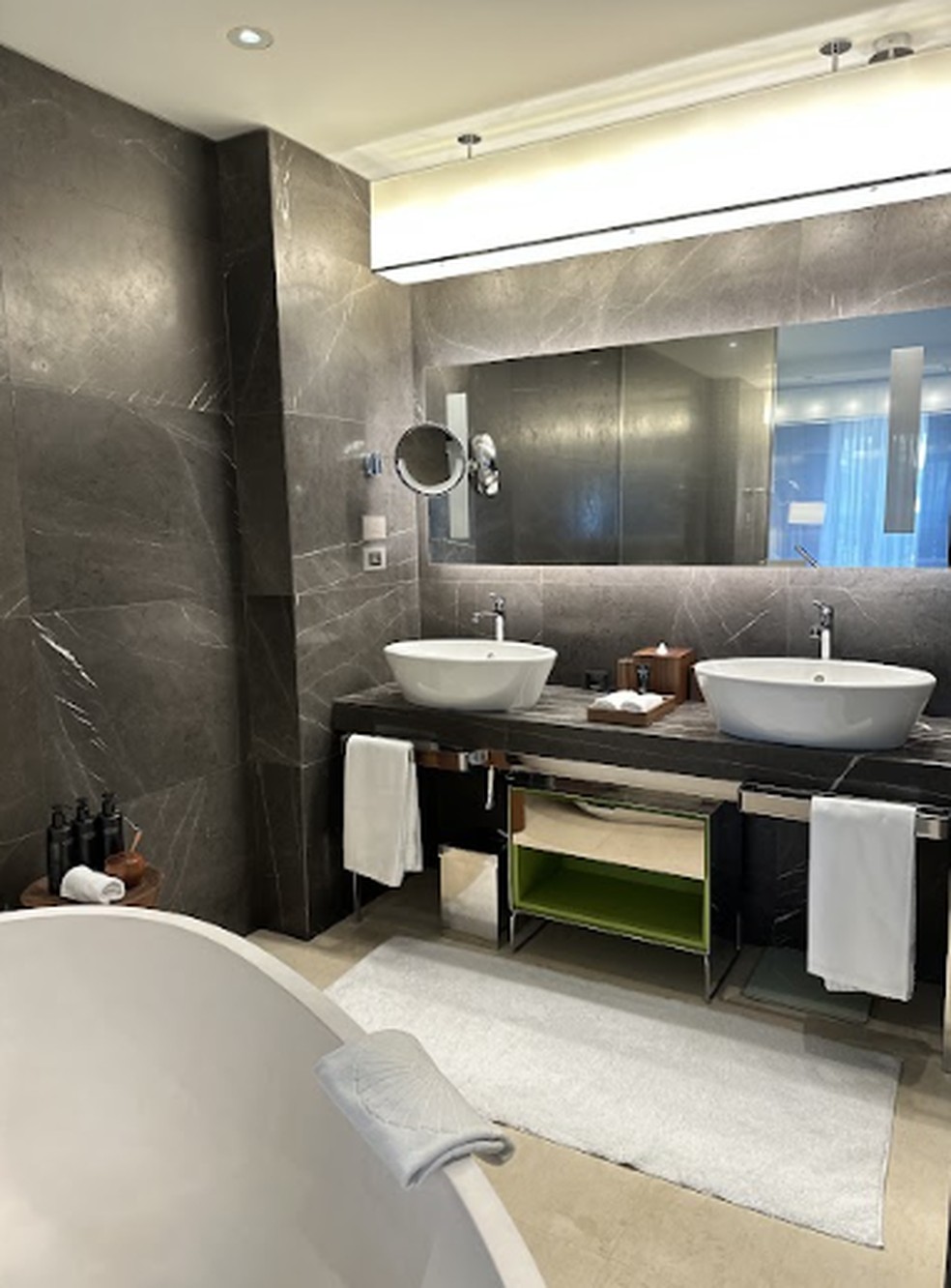 O banheiro do quarto do Mandarin Oriental Milan tem o espaço ideal — Foto: Divulgação