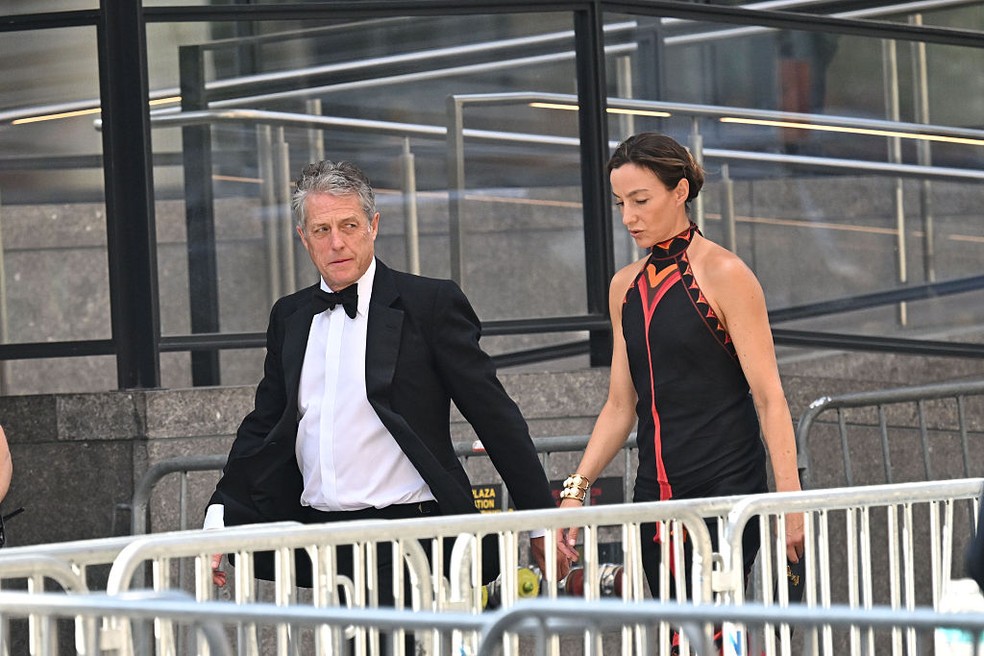 Hugh Grant e Anna Elisabet Eberstein — Foto: GettyImages