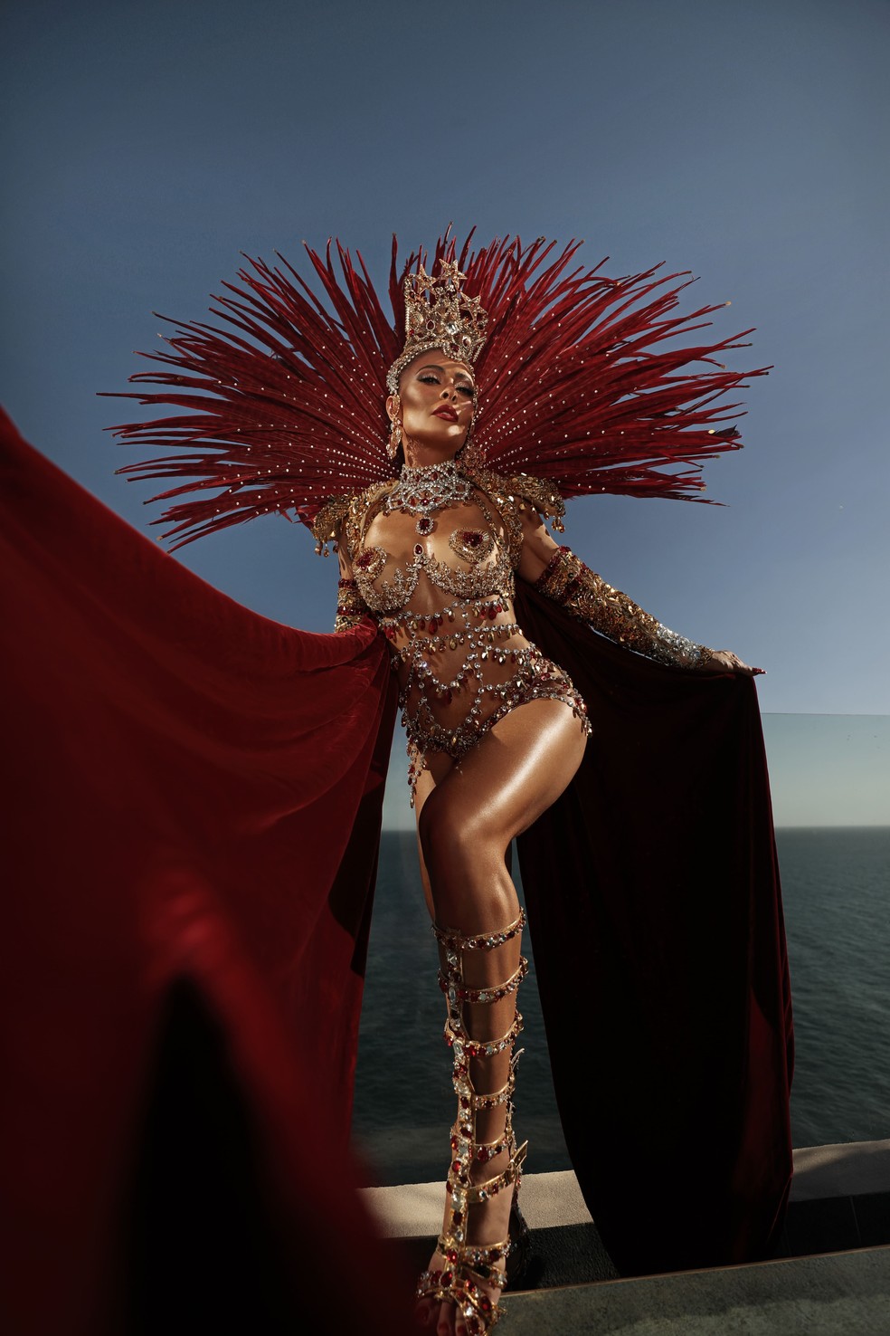 Juliana Paes usa um figurino da Dolce & Gabbana criado exclusivamente para o desfile de 2026 da Unidos da Viradouro — Foto: Pupin&Deleu/Cortesia D&G