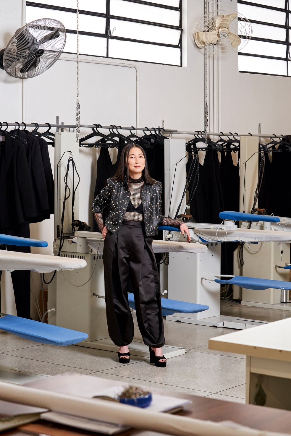 A diretora criativa Stella Sunaga usa jaqueta (R$ 20mil), blusa (R$ 4.190), calça (R$ 3.000) e sapatos (R$ 3.190), tudo NK — Foto: Luciana Izuka