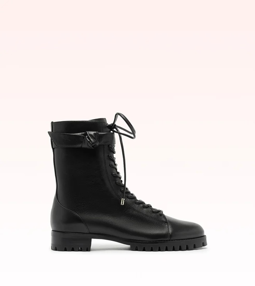 Bota estilo combat de salto rasteiro em black. — Foto: Reprodução