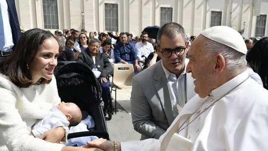 Ao lado da mulher, Juliano Cazarré mostra novas fotos de encontro com Papa Francisco no Vaticano