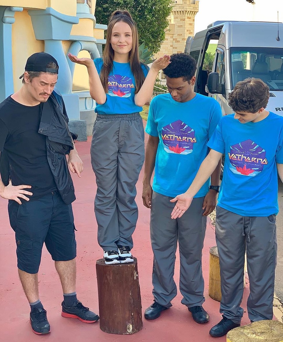 Larissa Manoela faz foto com amigos brincando sobre sua altura