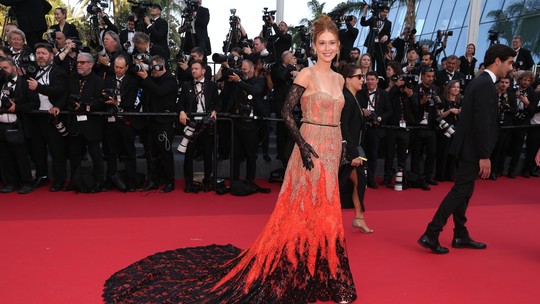Marina Ruy Barbosa concentra flashes no tapete vermelho do Festival de Cannes 