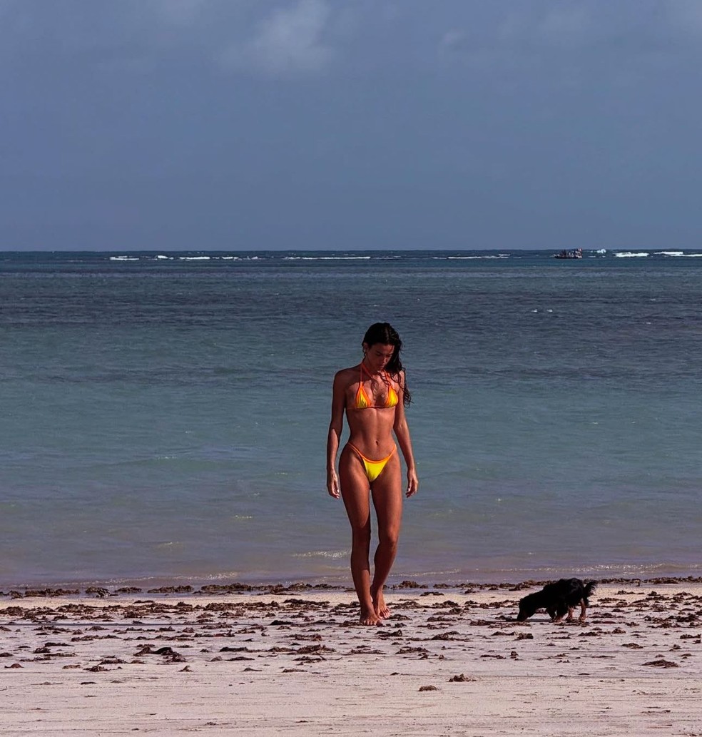 Bruna Marquezine posa em praia — Foto: Reprodução/Instagram