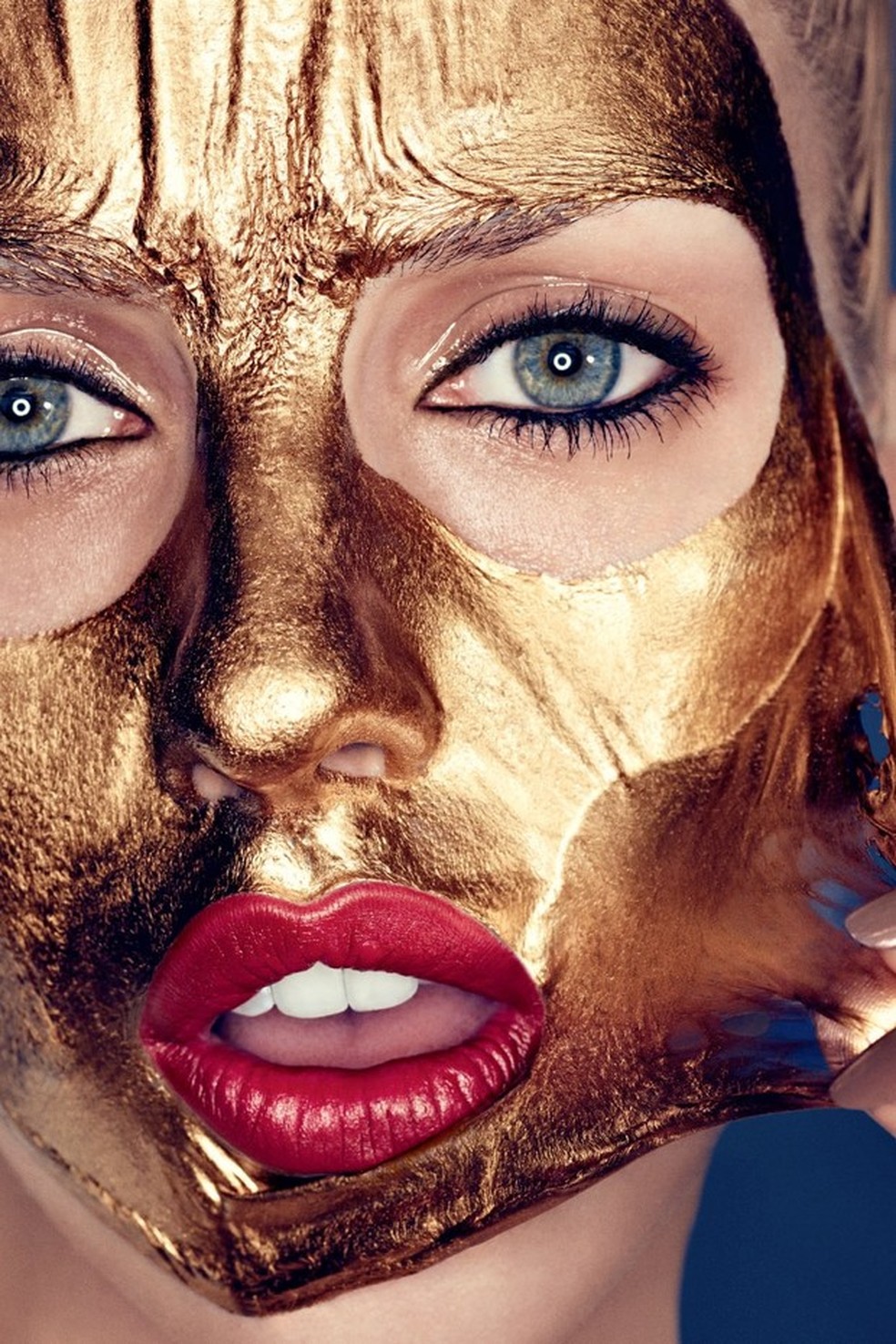 A máscara facial ideal para antes e depois das festas de fim de ano (Foto: Allure Russia) — Foto: Vogue