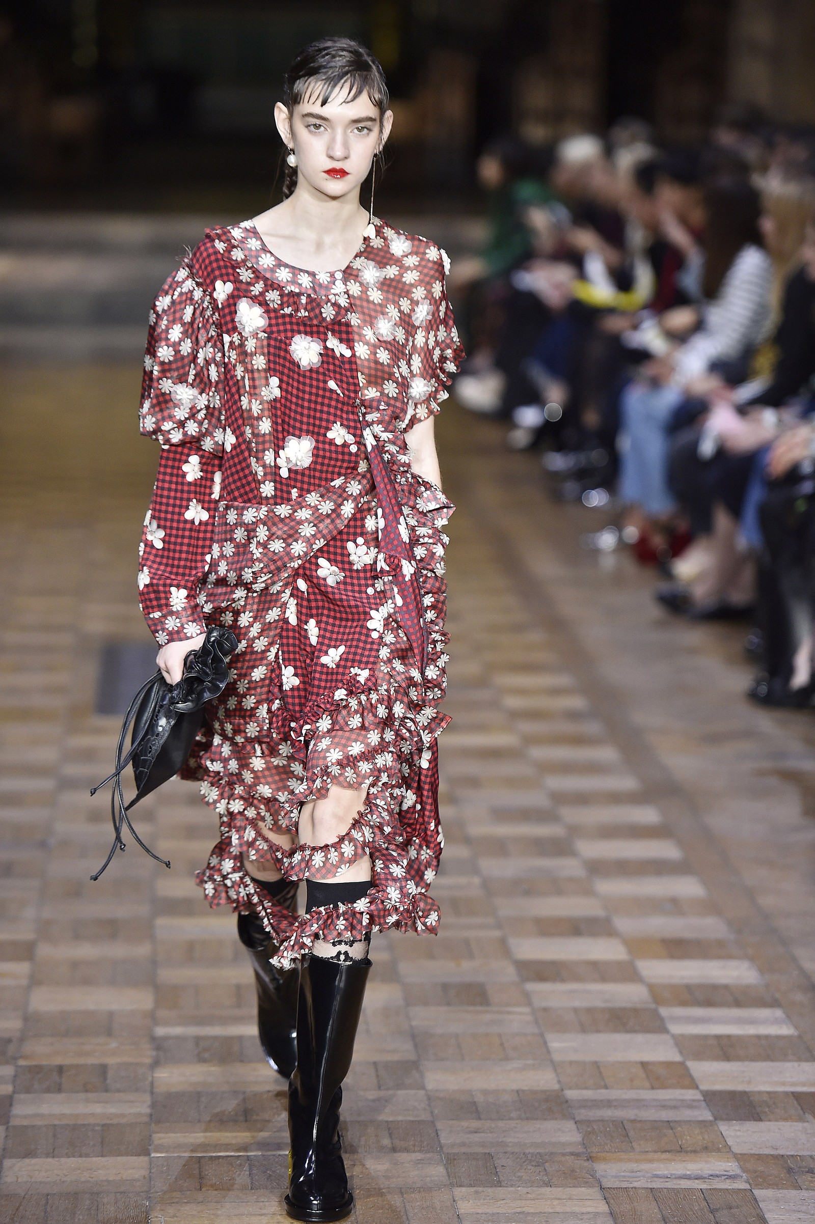 Simone Rocha assina verão romântico e marcado pela sensibilidade