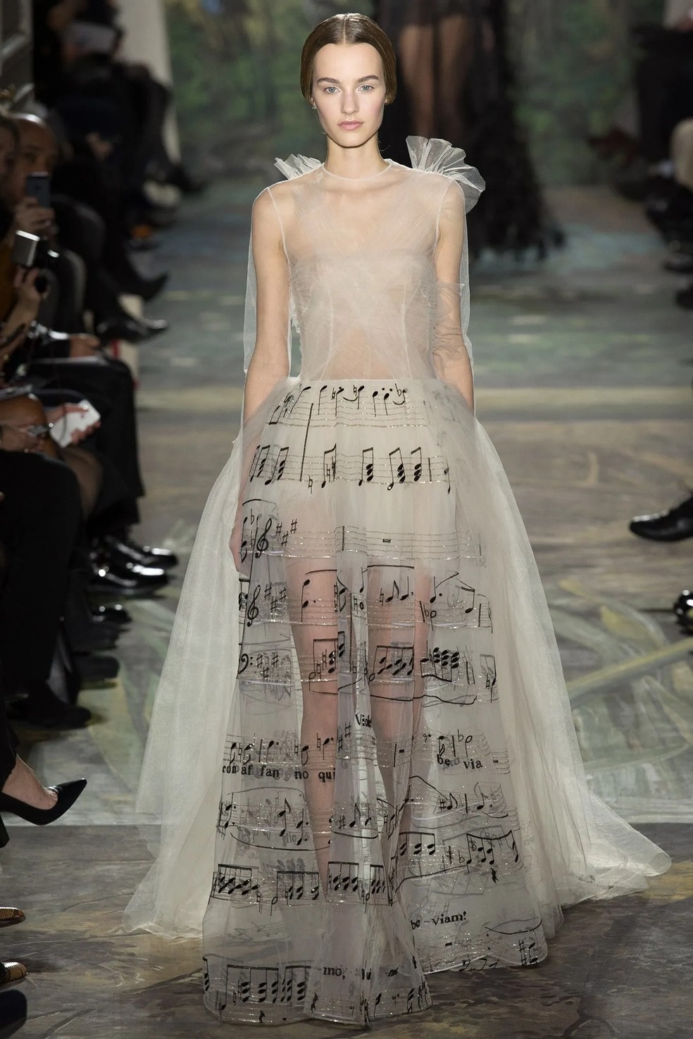 Vestido musical de Valentino da primavera de 2014. — Foto: Vogue Runway