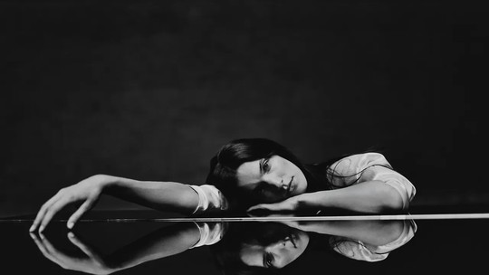 Charlotte Cardin abre o jogo sobre seu novo álbum, "Midnight, Mon Amour"