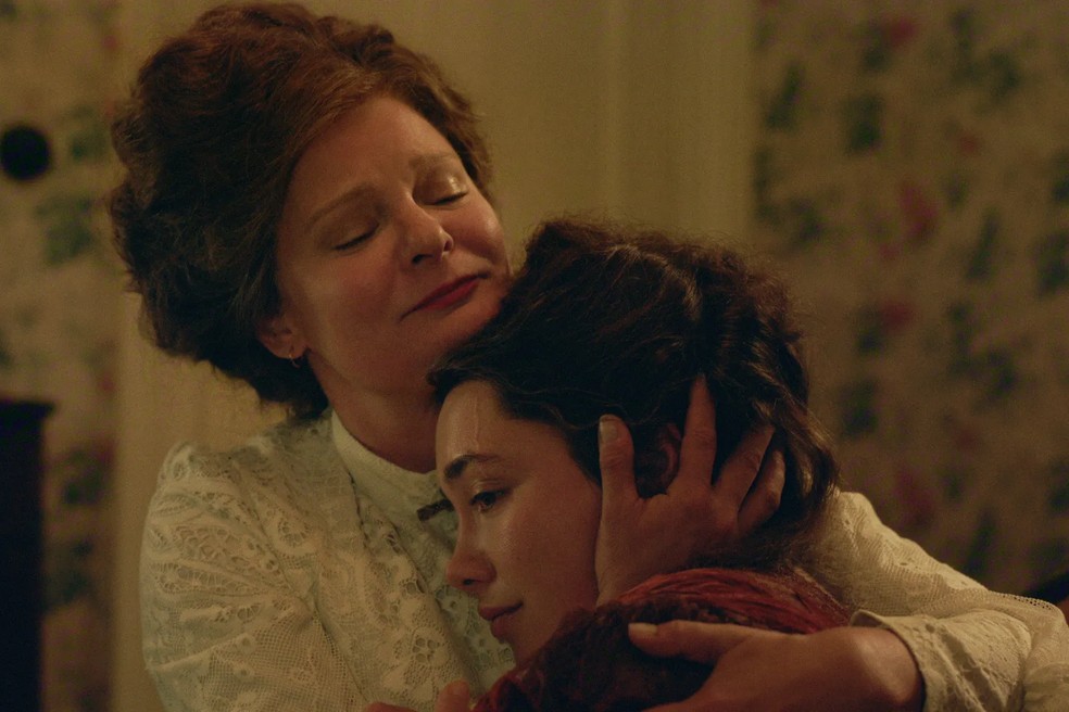 Martha Plimpton como Faye com Cathy de Pugh. — Foto: Netflix