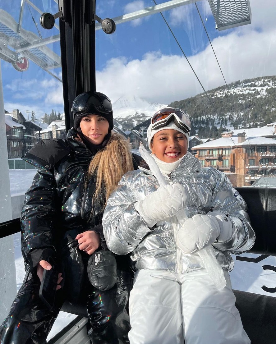 Kim Kardashian mostra fotos de viagem com os filhos para estação de esqui