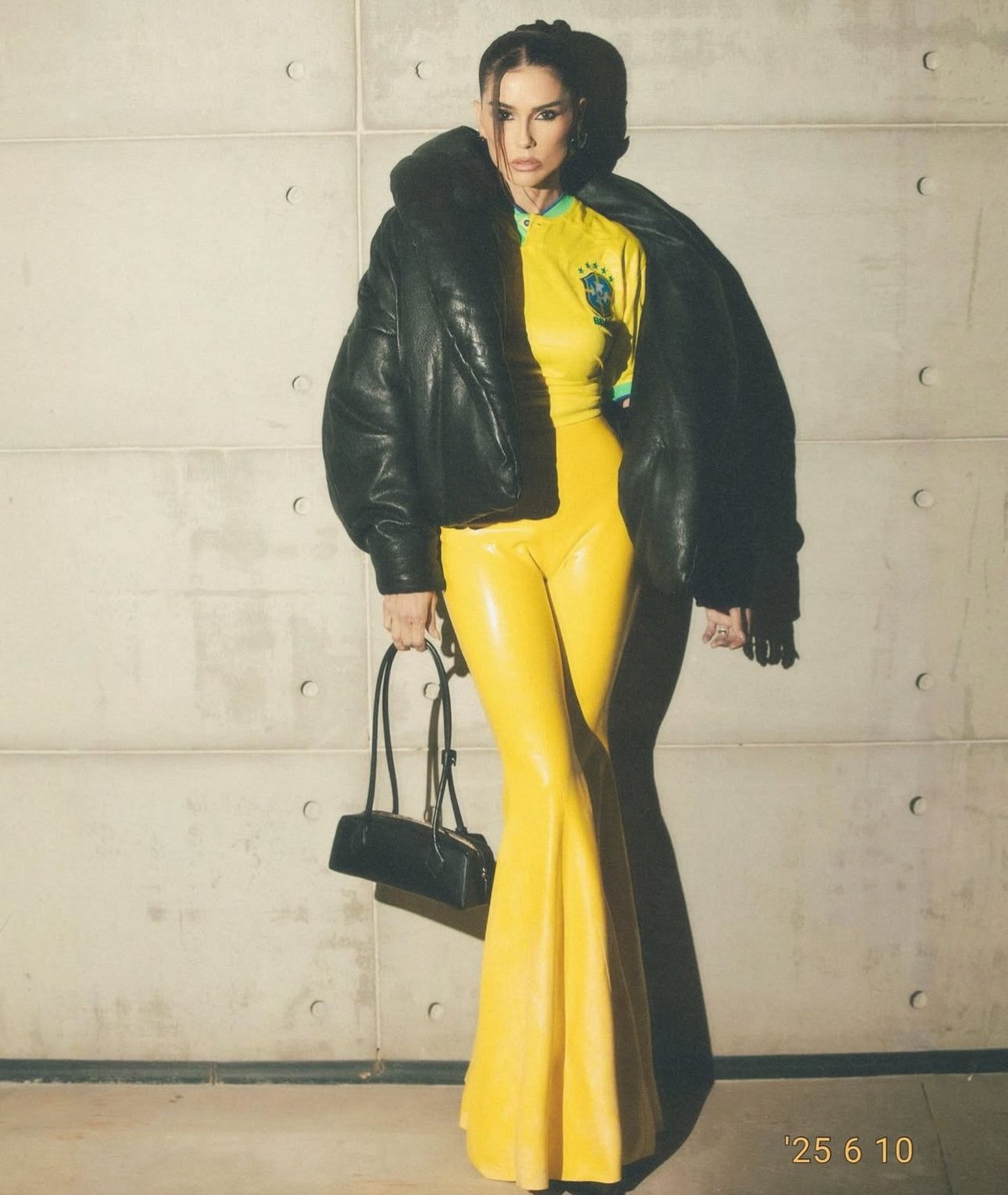 Deborah Secco atualiza look de torcida e impressiona com produção fashionista para acompanhar jogo do Brasil